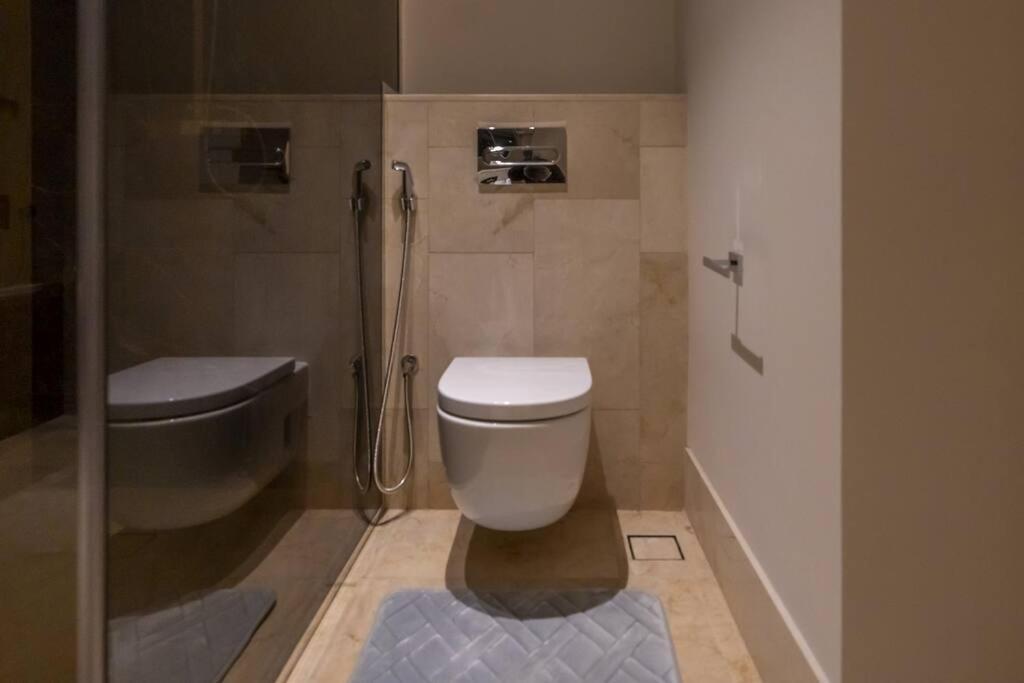 Cozy Beachfront 1 Bedroom - The 8 شقة