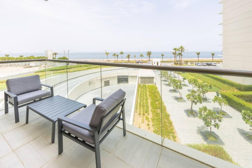 Cozy Beachfront 1 Bedroom - The 8 شقة *